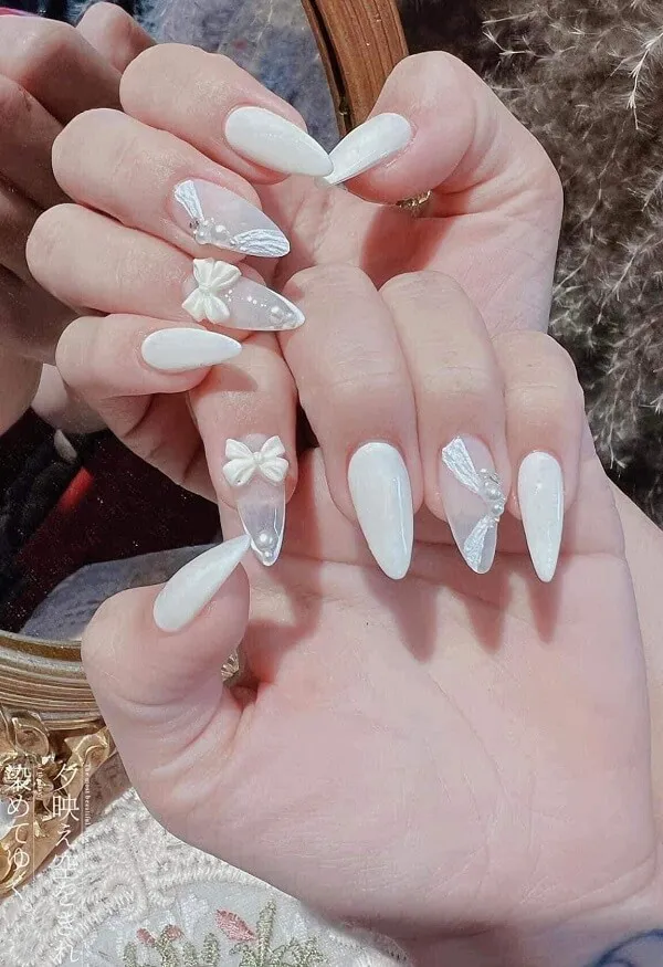 Nail cô dâu có một người phụ nữ cầm cặp móng tay giả trong