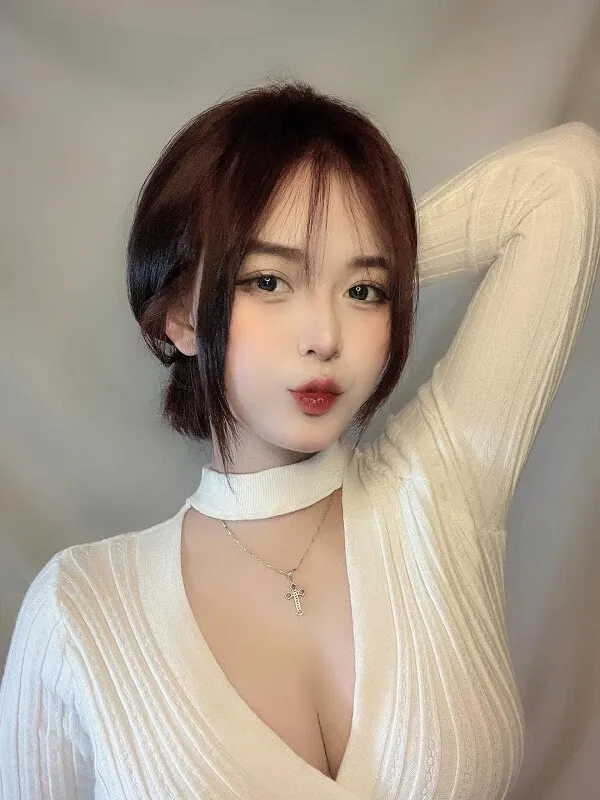 Cute ảnh gái đẹp một hình của người phụ nữ mặc áo len trắng tạo dáng cho bức