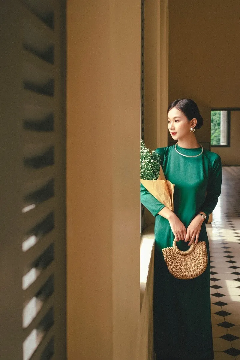 Dáng chụp ảnh tết có một người phụ nữ đang đứng trên hành lang với cái túi