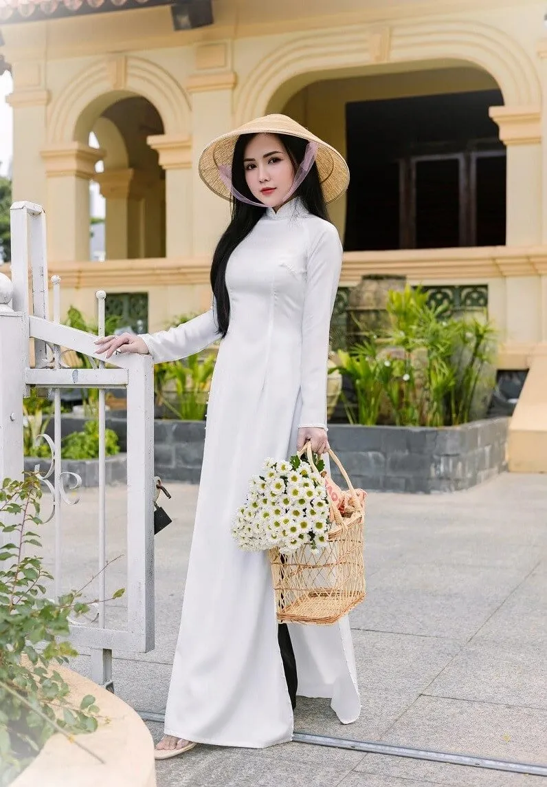 Dáng chụp ảnh tết người phụ nữ châu mặc váy trắng và mũ cầm rổ hoa