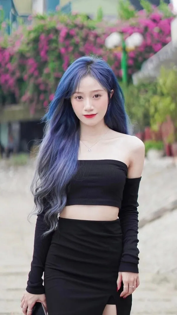 Đào lê phương hoa tiktok có một người phụ nữ mái tóc xanh mặc váy đen
