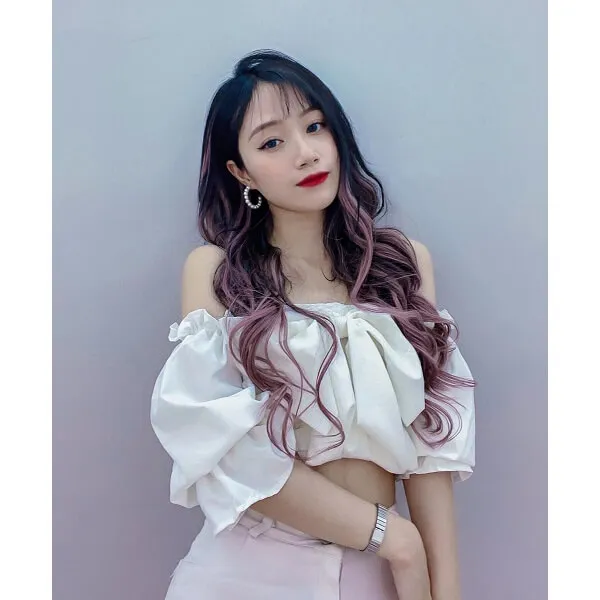 Đào lê phương hoa hình ảnh một người phụ nữ mặc áo trắng và váy màu hồng