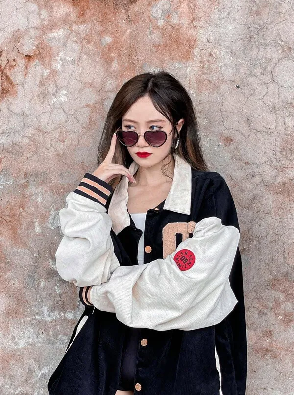 Ảnh đào lê phương hoa ngầu có một người phụ nữ mặc áo khoác và kính râm tạo dáng cho bức tranh