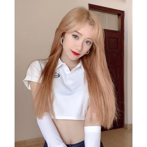 Đào lê phương hoa có một người phụ nữ mái tóc đỏ dài tạo dáng cho bức tranh