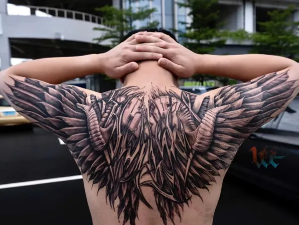 Đây là hình ảnh của một người đàn ông có đôi cánh trên lưng