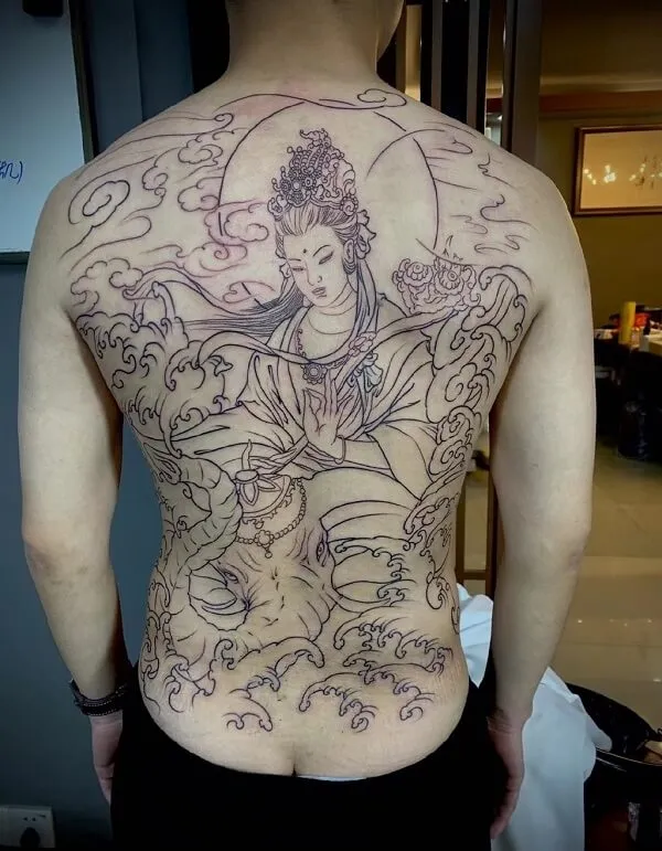 Đây là hình ảnh của một người đàn ông có xăm trên lưng