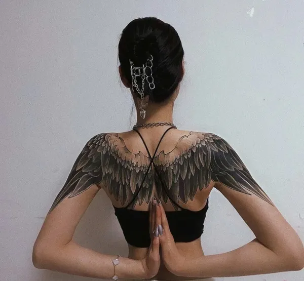 Đây là hình ảnh của một người phụ nữ có đôi cánh trên lưng