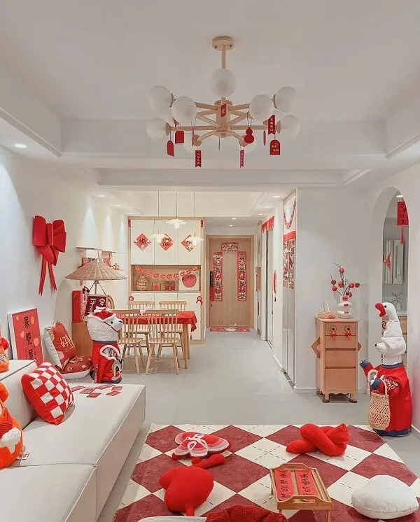 Đây là một phòng khách chứa nhiều trang trí màu đỏ và trắng