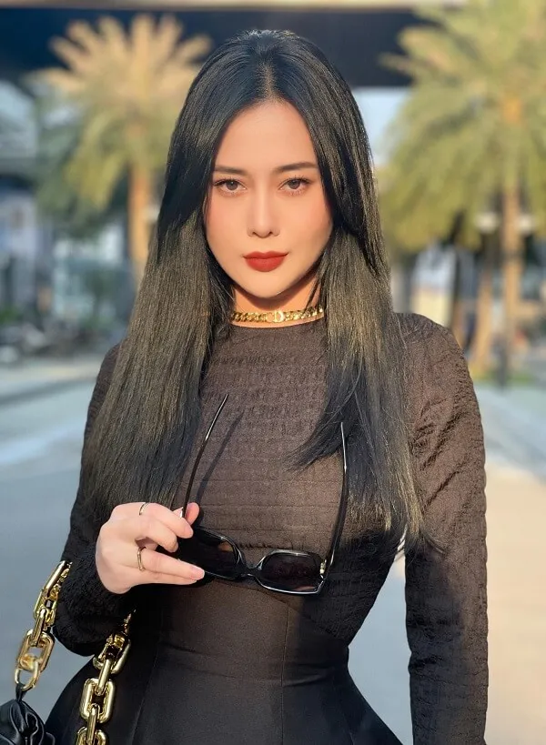 Diễn viên phương oanh có một người phụ nữ đang đi xuống phố với chiếc ví