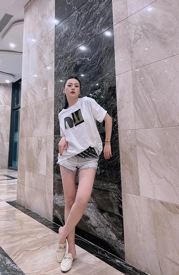 Diễn viên phương oanh đây là một người phụ nữ đứng trước bức tường đá cẩm thạch