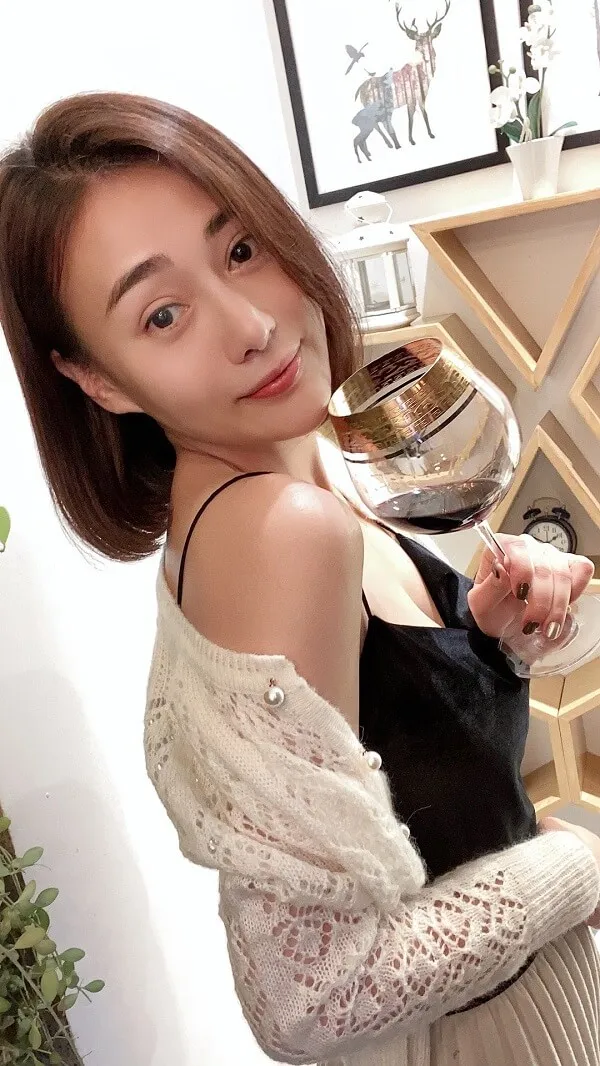 Diễn viên phương oanh có một người phụ nữ đang cầm ly rượu trong tay