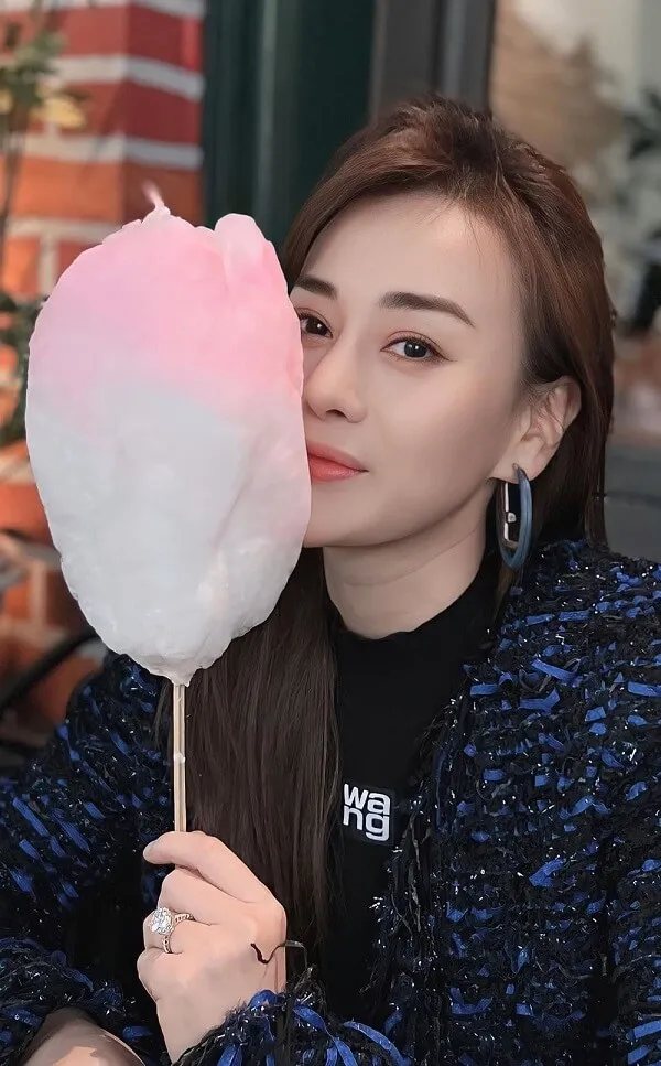 Diễn viên phương oanh người phụ nữ hàn quốc đang cầm kẹo bông trước mặt