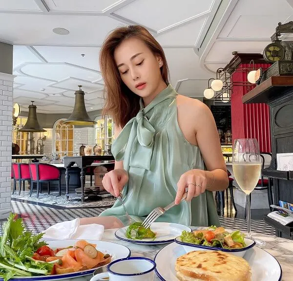 Phương oanh ảnh sex có một người phụ nữ đang ngồi bàn với những chiếc đĩa thức ăn