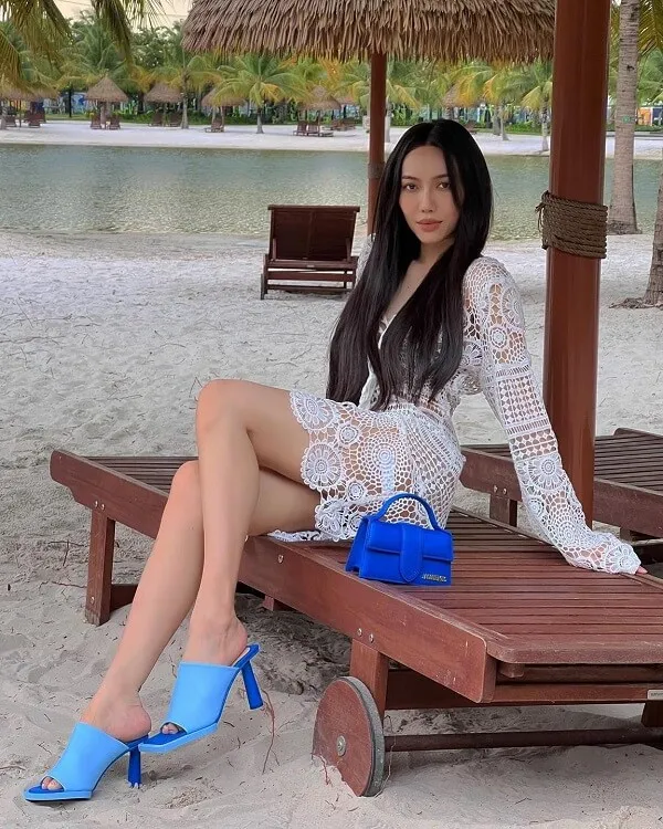 Diệu nhi bikini có một người phụ nữ đang ngồi trên chiếc ghế dài bãi biển