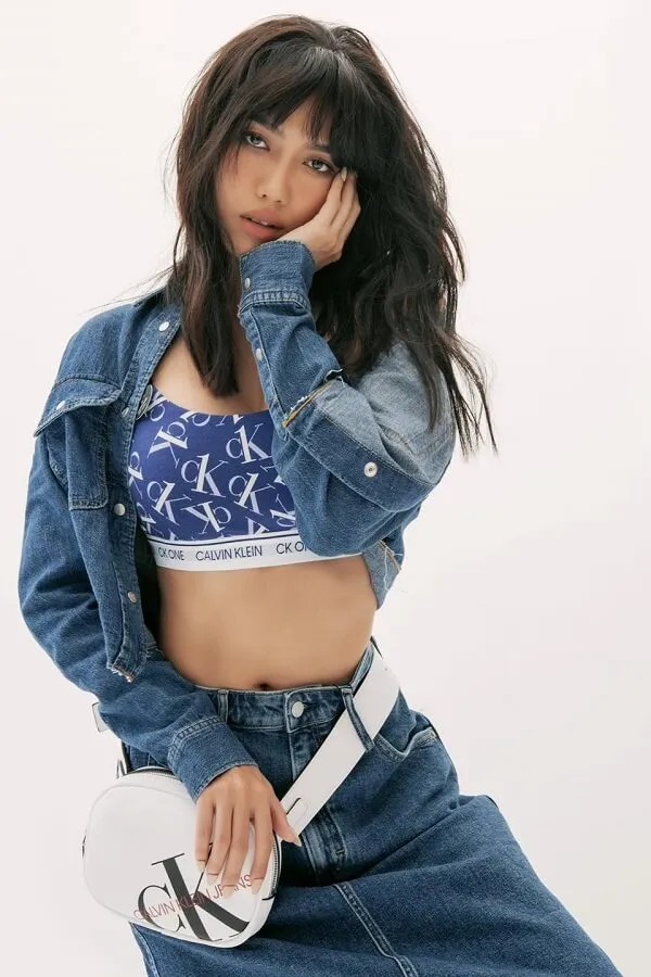 Bikini dieu nhi có một người phụ nữ đang tạo dáng chụp ảnh trong áo khoác denim