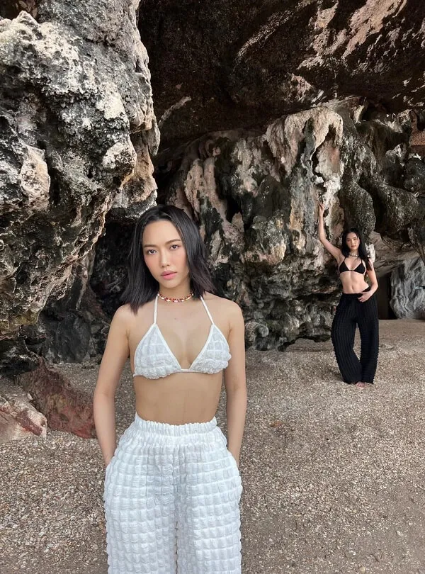 Diệu nhi bikini có một người phụ nữ đang đứng trước tảng đá