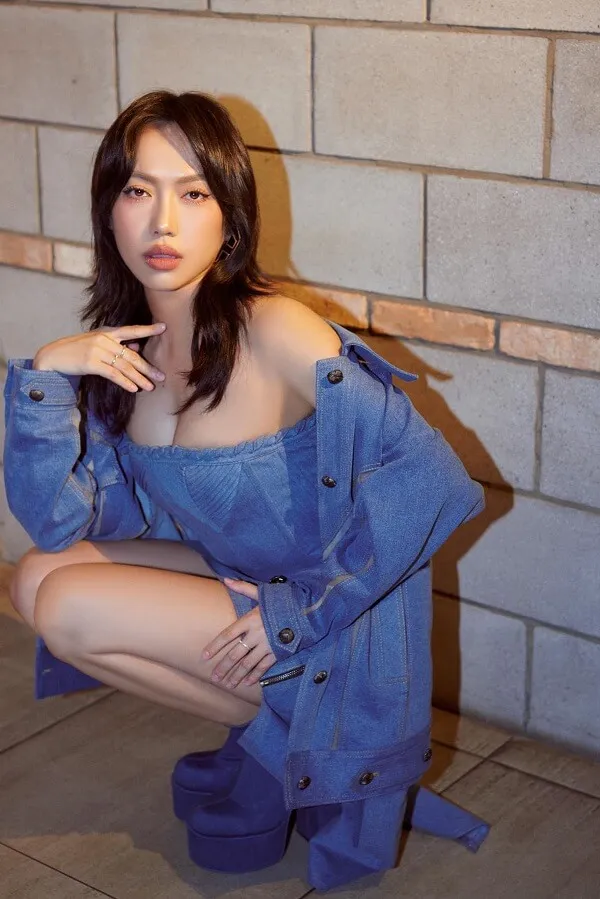 Diệu nhi bikini có một người phụ nữ đang ngồi xổm trên mặt đất