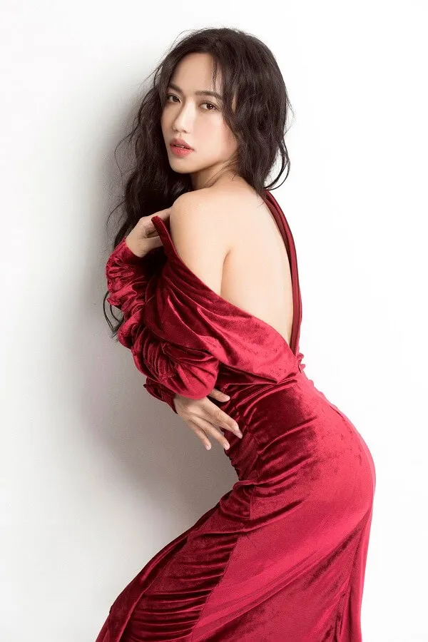 Diệu nhi bikini có một người phụ nữ mặc chiếc váy đỏ tạo dáng cho bức tranh