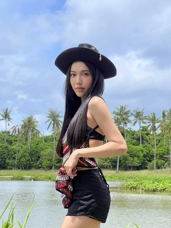 Diệu nhi bikini có một người phụ nữ đội mũ đen và váy