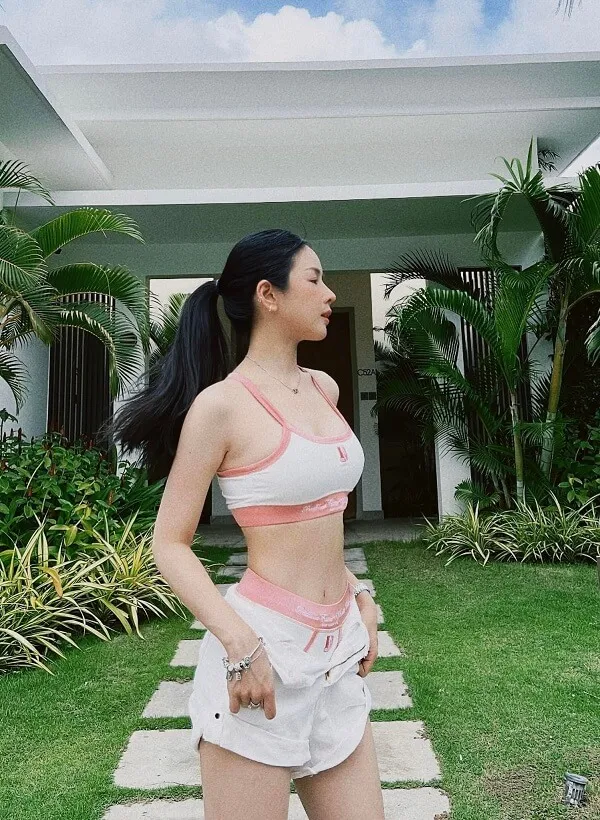 Dj mie ảnh sex có một người phụ nữ đang đứng trên bãi cỏ với ván trượt