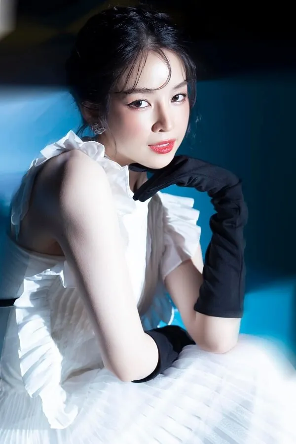 Dj mie ảnh sex có một người phụ nữ mặc chiếc váy trắng tạo dáng cho bức tranh