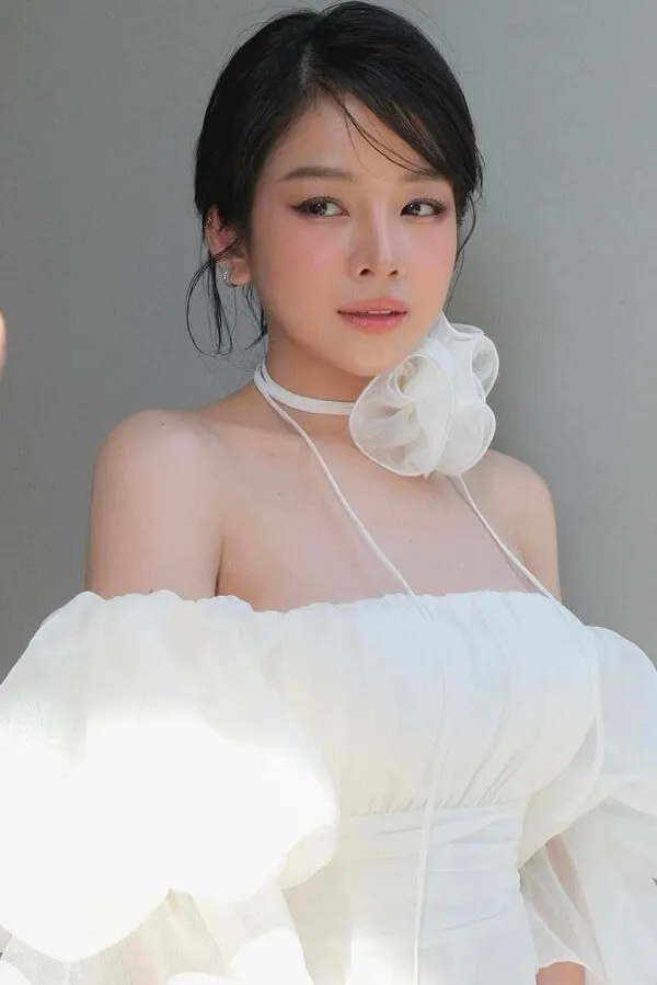 Ảnh sexy dj mie có một người phụ nữ mặc chiếc váy trắng tạo dáng cho bức tranh