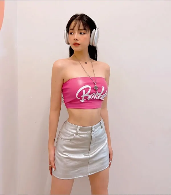 Dj mie có một người phụ nữ tai nghe đứng trước tường