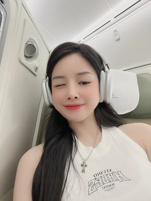 Dj mie ảnh sex có một người phụ nữ đang đeo tai nghe trên máy bay
