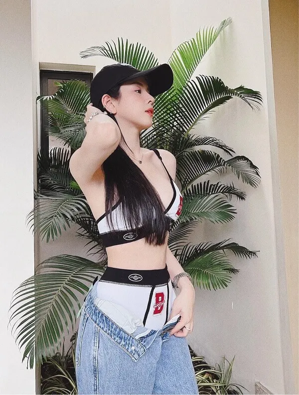 Dj mie ảnh sex đây là hình của một người phụ nữ trong bộ bikini và quần jean