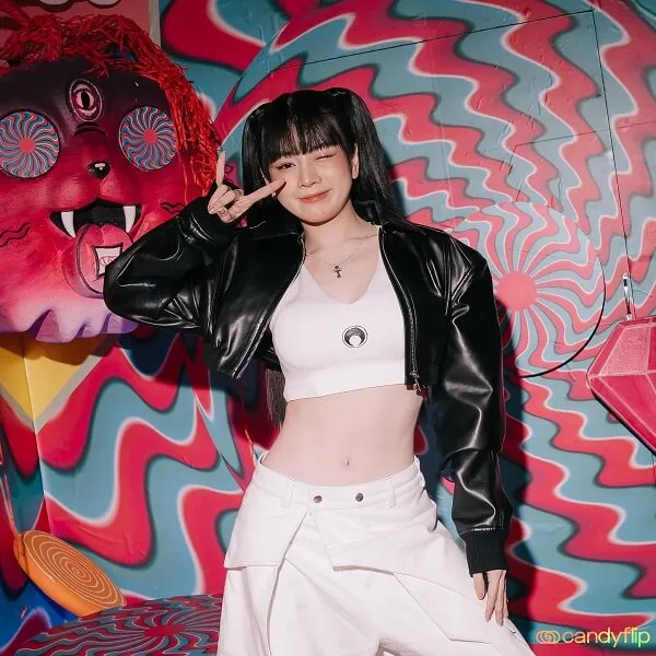 Dj mie có một người phụ nữ đang đứng trước bức tường