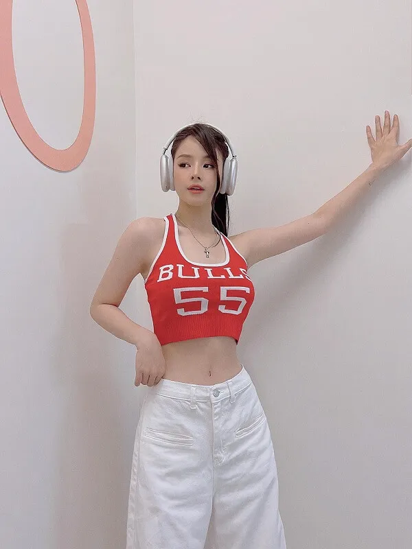 Dj mie có một người phụ nữ trong chiếc áo màu đỏ và quần trắng tạo dáng cho bức tranh