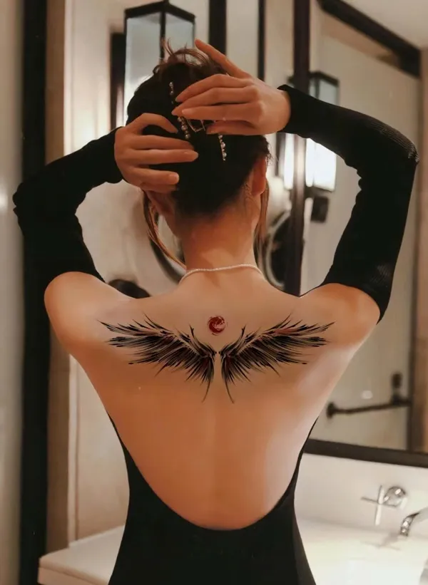 Có một người phụ nữ hình xăm trên lưng trước gương