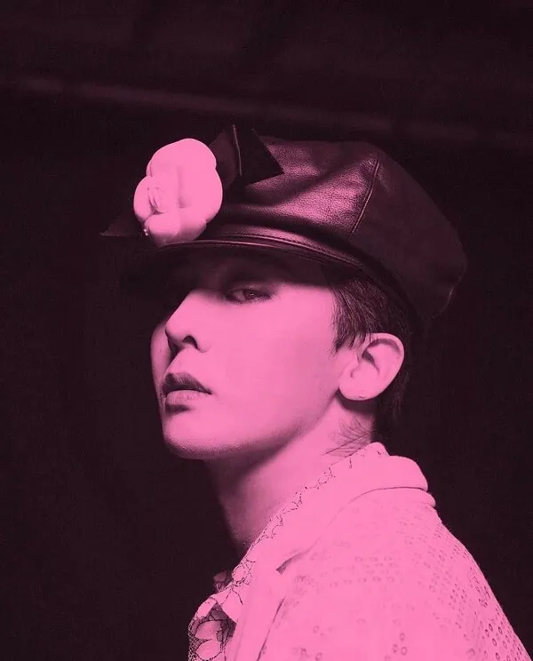 Ảnh g-dragon mới nhất đây là một bức đen trắng của người đàn ông đội mũ