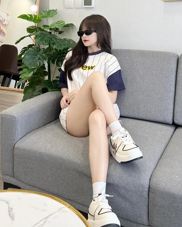 Gấm kami ảnh sex có một người phụ nữ đang ngồi trên chiếc ghế dài với đôi chân của mình