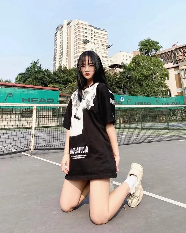 Gấm kami có một người phụ nữ đang ngồi trên mặt đất với cây vợt tennis