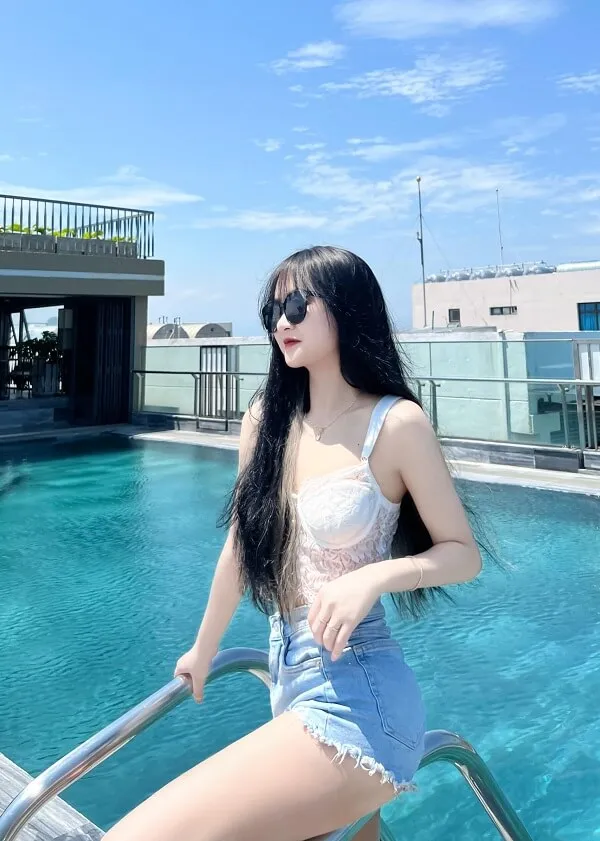 Gấm kami có một người phụ nữ đang ngồi trên mép hồ bơi