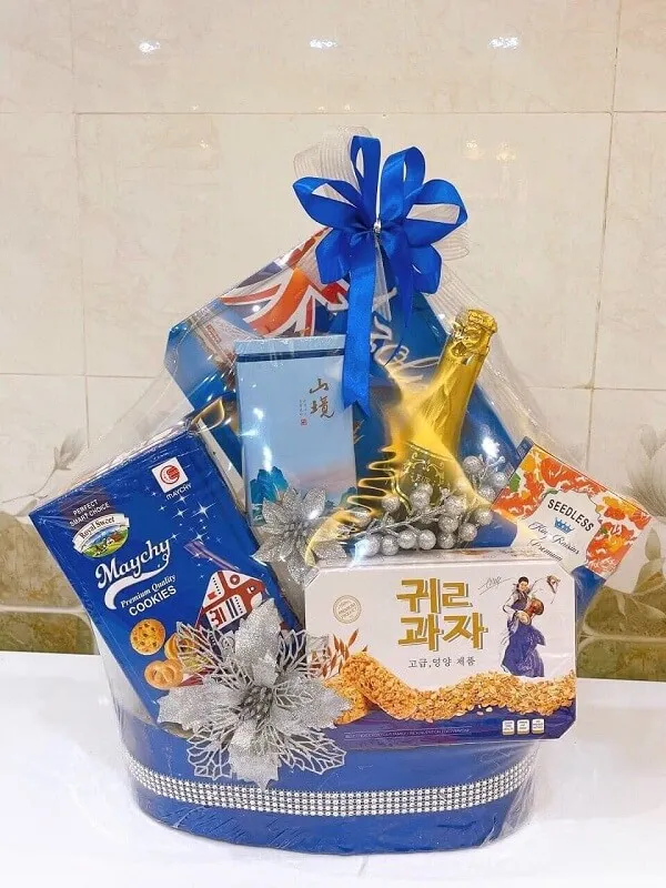 Giỏ quà tết có một màu xanh chứa đầy sôcôla và kẹo