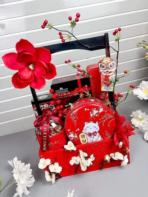 Mẫu giỏ quà tết có một hộp màu đỏ với rất nhiều mặt hàng bên trong nó
