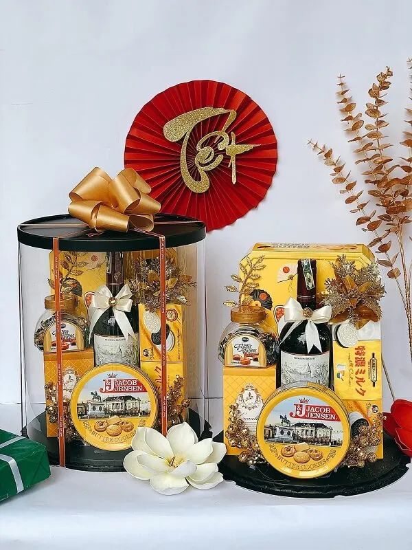 Giỏ quà tết có một màn hình chai rượu vang và các mặt hàng khác trên bàn
