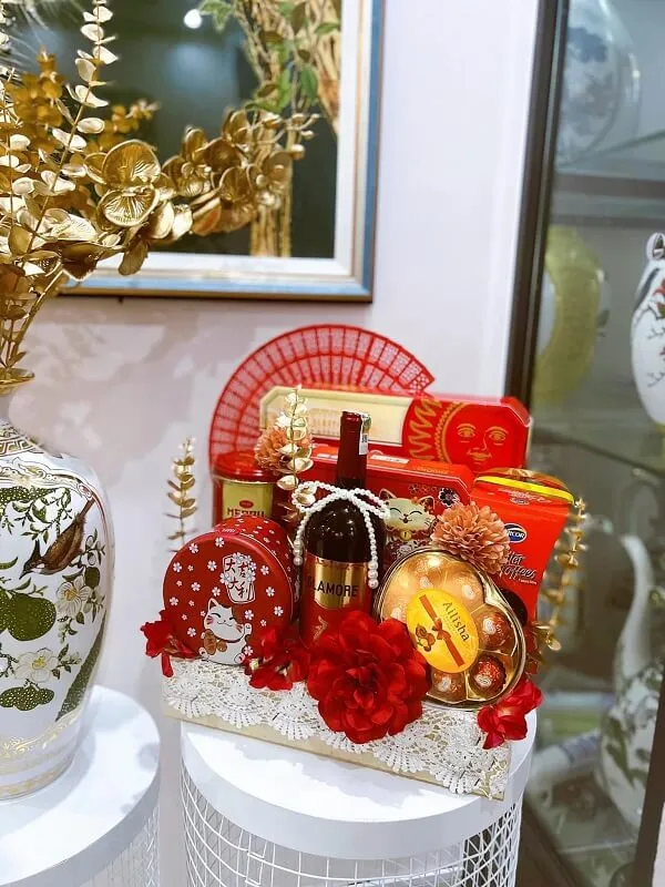 Giỏ quà tết đơn giản có hai bình hoa trong đó trên bàn