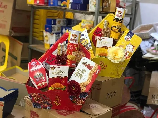 Giỏ quà tết đơn giản một số hộp thực phẩm trung quốc được xếp chồng lên nhau