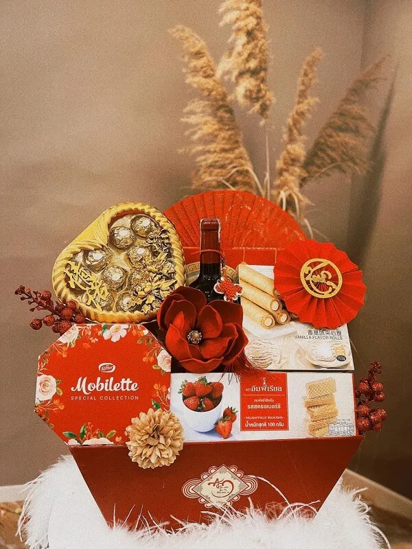 Giỏ quà tết đơn giản ngày của valentine chứa đầy sôcôla bánh quy và kẹo