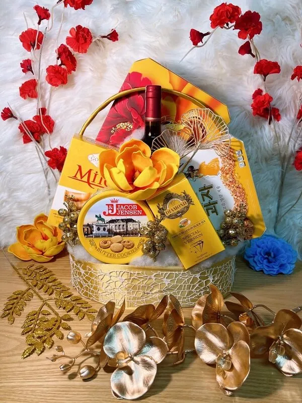 Giỏ quà tết red và vàng trung quốc năm mới của basket trên bàn gỗ