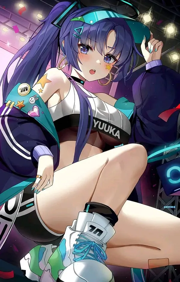 Hayase yuuka sexy cô gái anime tóc màu tím với mái xanh ngồi trên sân khấu