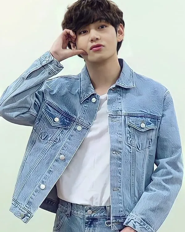 Ảnh bts có một chàng trai trẻ mặc áo khoác denim và quần jean