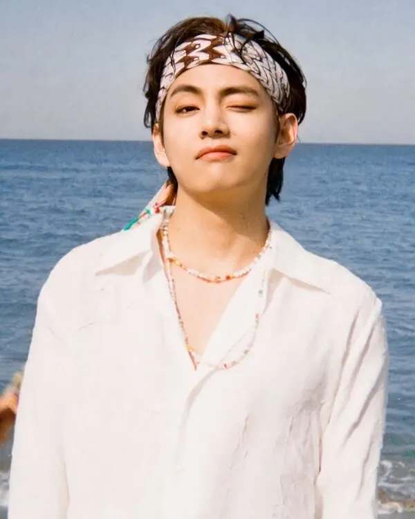 Ảnh bts có một người phụ nữ đang đứng trước đại dương