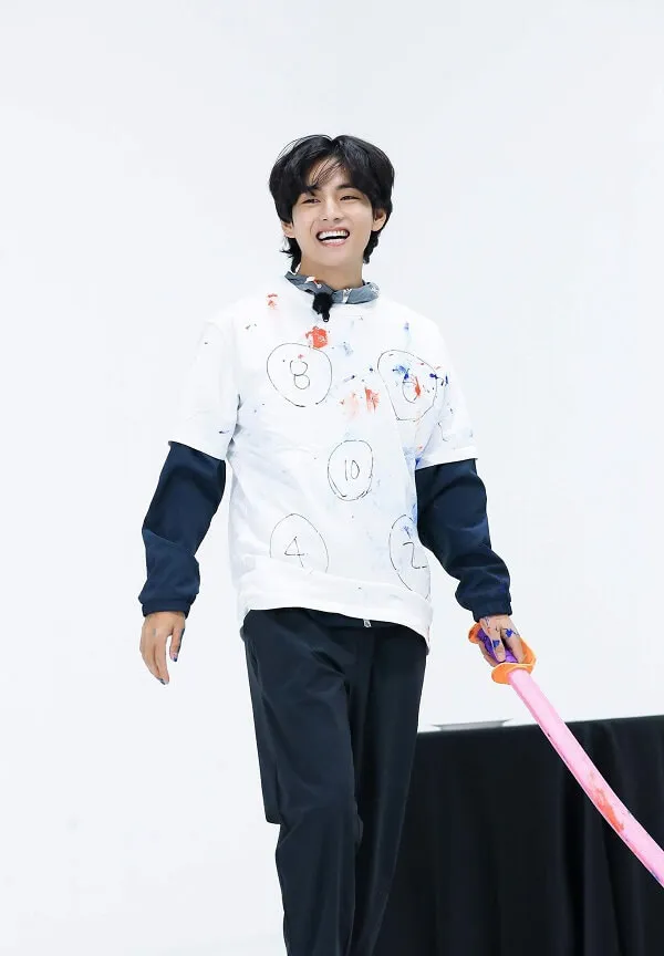 Ảnh bts ngầu có một người đàn ông đang đi với con chó trên dây xích