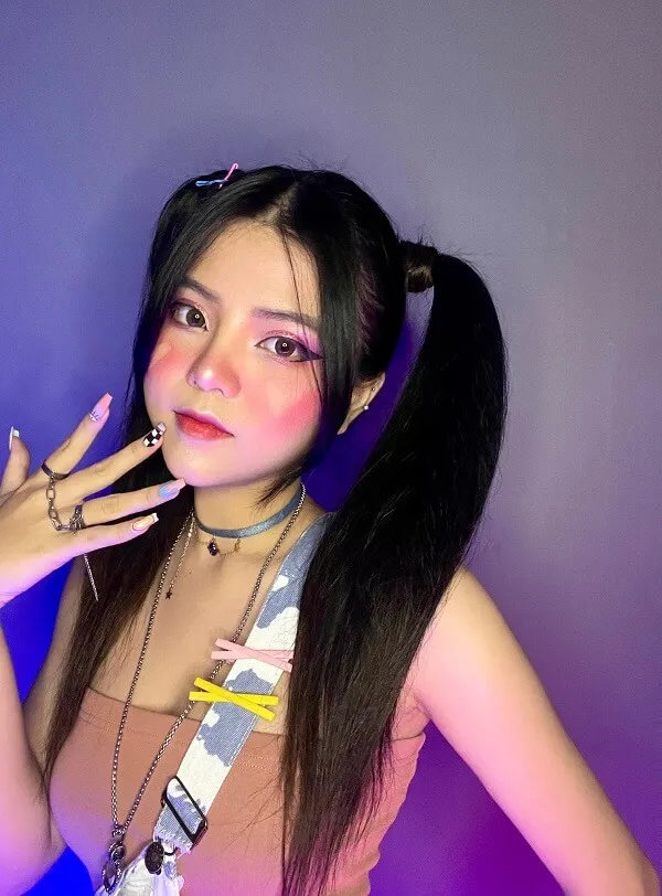 Reency ngô có một người phụ nữ mái tóc đen dài tạo dáng cho bức tranh