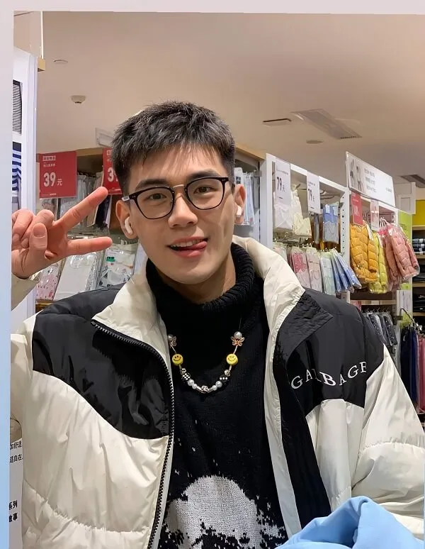 Hình ảnh đẹp cute con trai có một người đàn ông đang cầm điện thoại di động lên tai