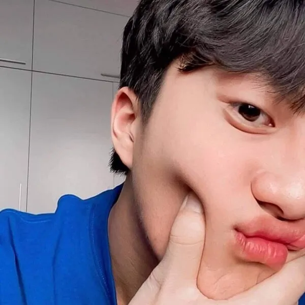 Hình ảnh đẹp cute con trai đây là một cận cảnh của người đàn ông với tay trên cằm
